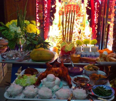 Lễ cúng mặn cho bàn thờ Ông Địa