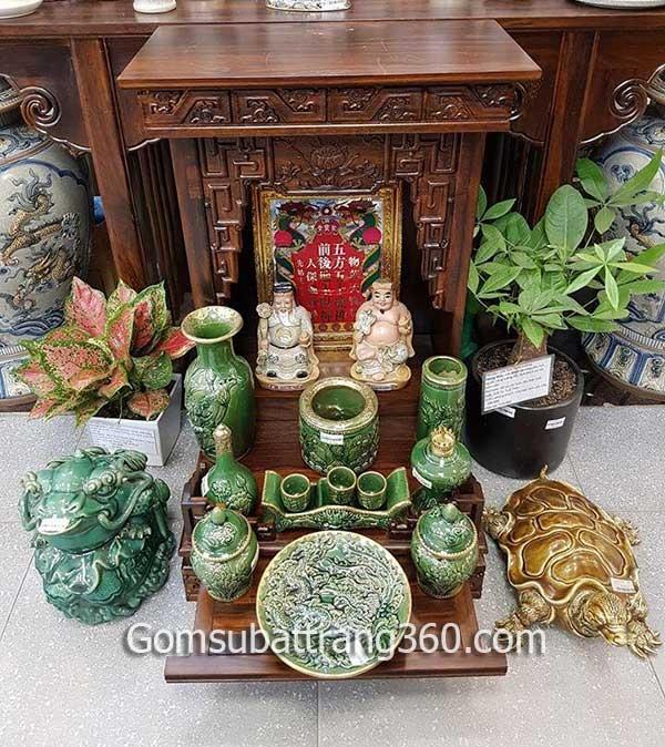 Phải dán chữ nho sau lưng bàn thờ