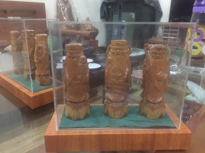 Gỗ hoàng đàn được bỏ vào tủ kính để  lên tuyết