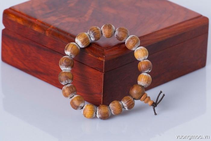 Vòng tay phật làm từ gỗ hoàng đàn