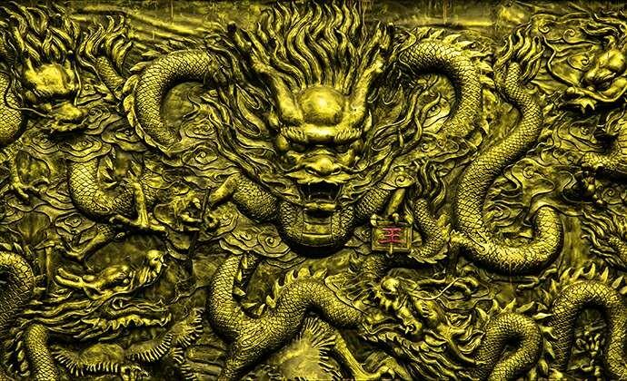 Con rồng trong bức tranh rồng làm bằng đồng này trông thật oai dũng