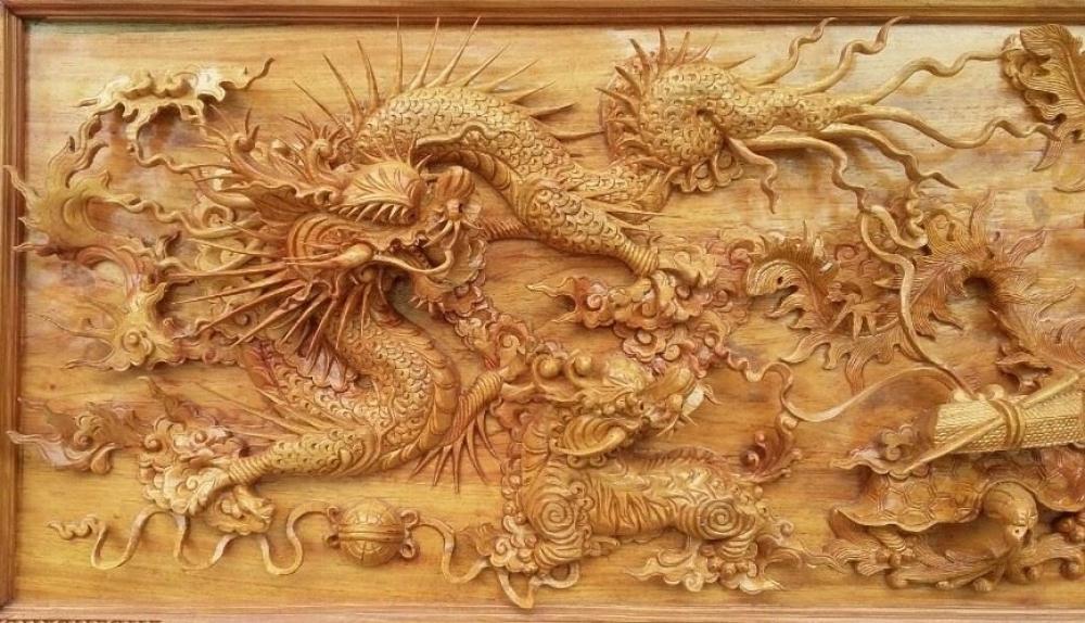 Bức tranh rồng bay làm bằng gỗ này cũng thật kỳ công và đẹp