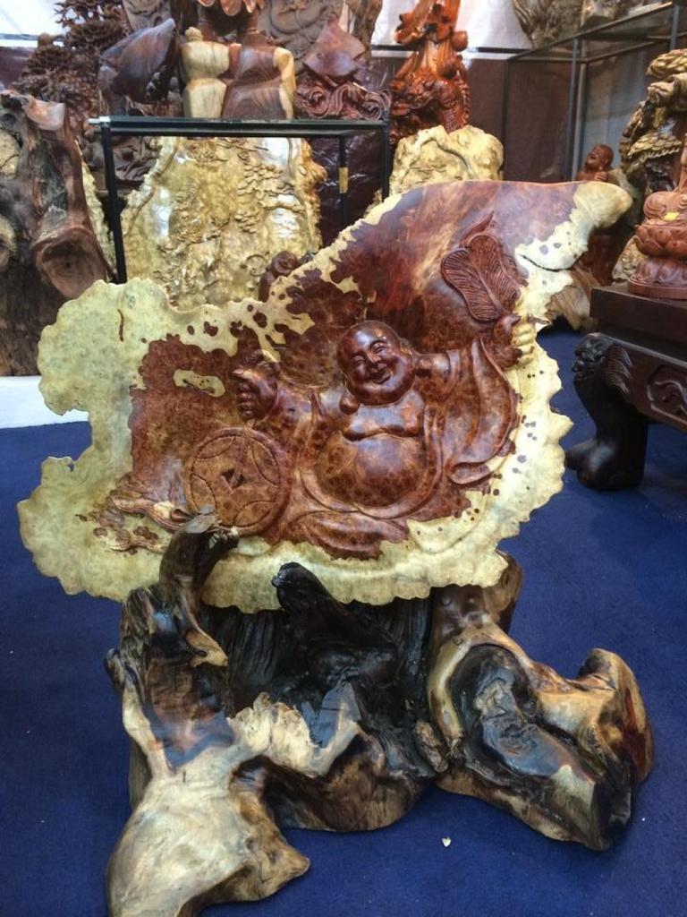 Được làm từ lõi cổ thụ nên tranh gỗ lũa đặc biệt quý hiếm