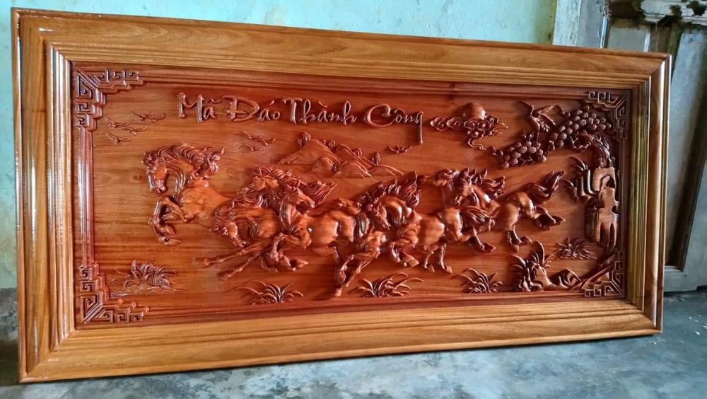 Tranh gỗ bát mã thể hiện sức mạnh và ý chí vươn lên