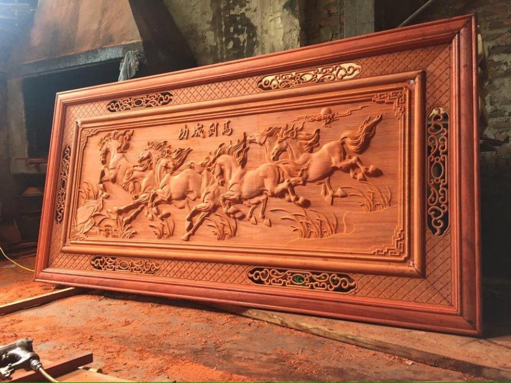 Tranh gỗ hương có màu đỏ khá bắt mắt