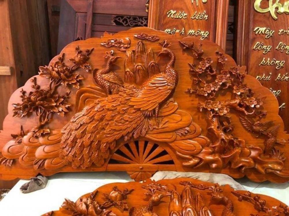 Tranh gỗ uyên ương chạm khắc đôi chim công âu yếm nhau